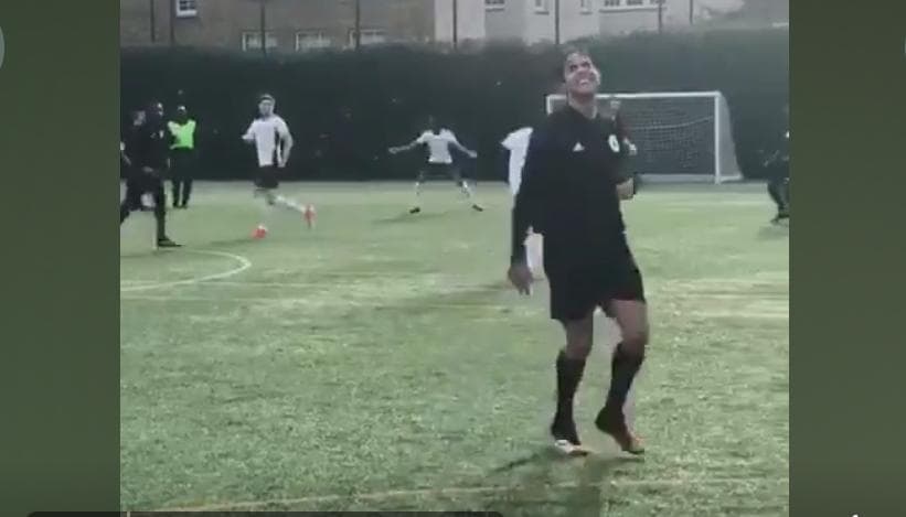 Video: Le hacen túnel al ex futbolista Kaká durante un partido