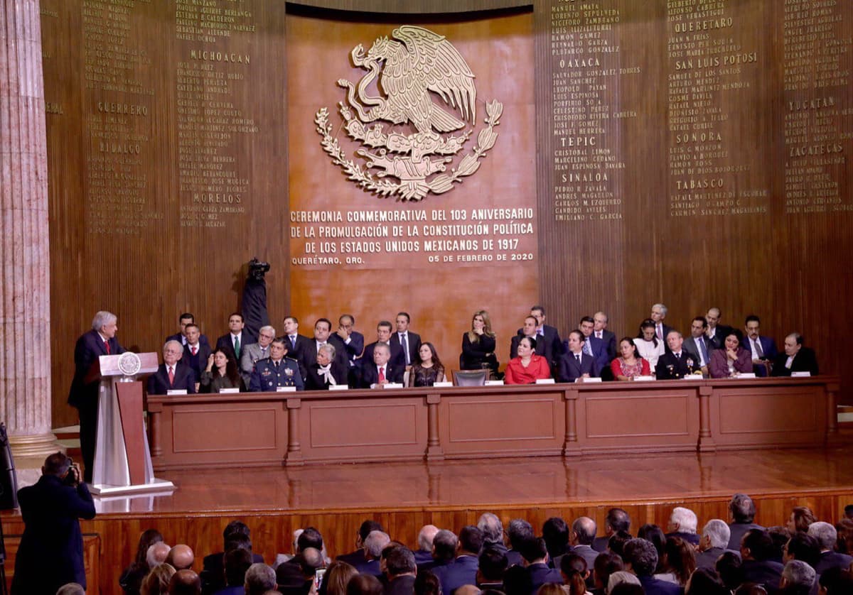 Acompaña Carlos Joaquín a López Obrador en el aniversario 103 de la Constitución Mexicana