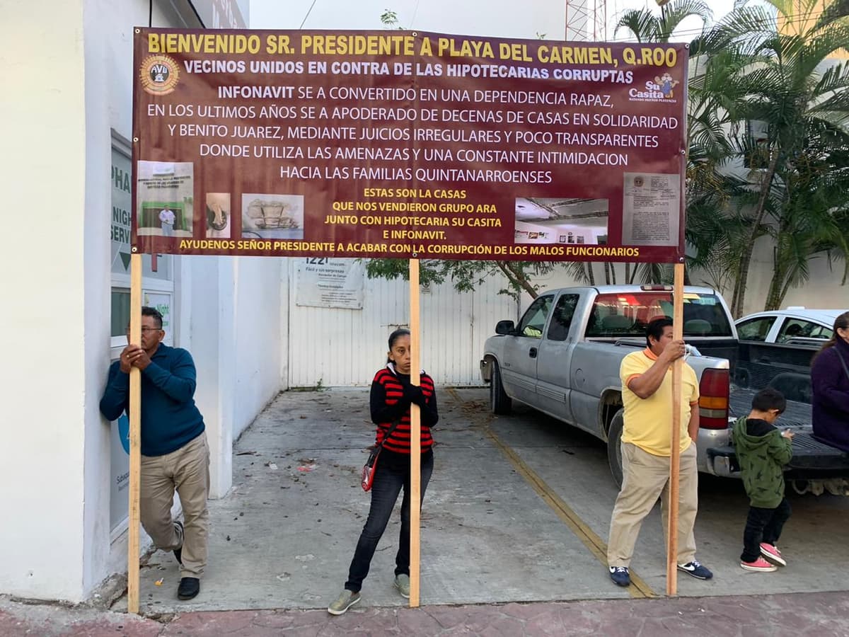 Se manifiestan frente a hotel donde se alojaba AMLO