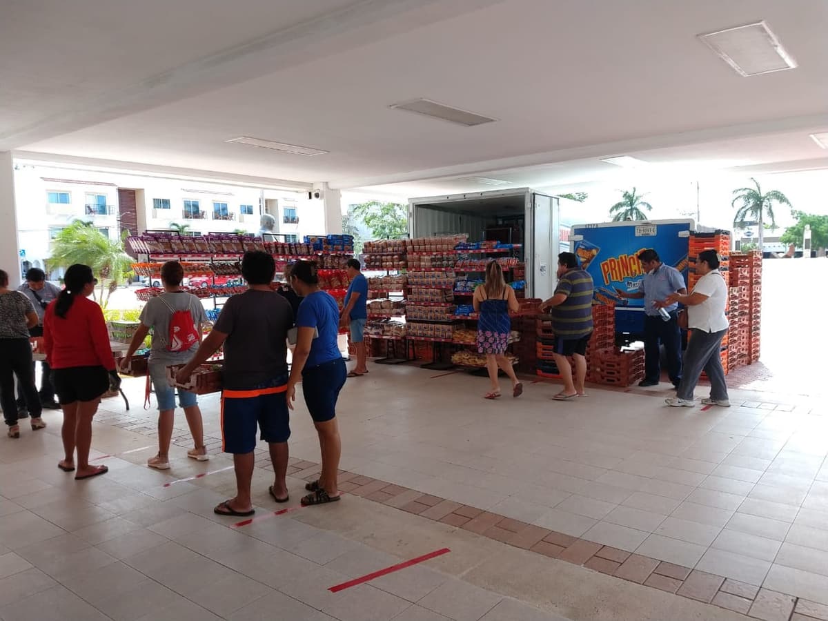 ¡Bimbo se brinca las tiendas! Sale a vender directo a las calles de Playa del Carmen