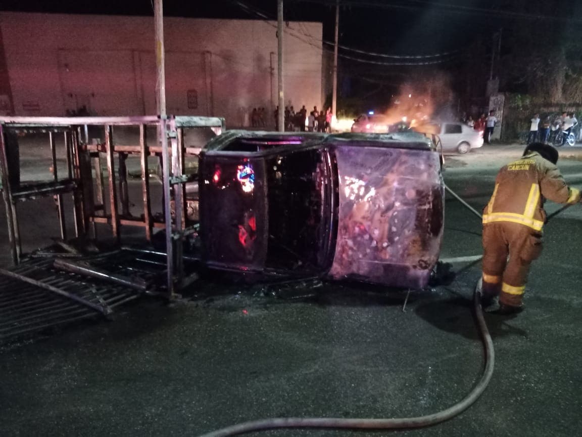 Arde vehículo sobre la López Portillo, en Cancún