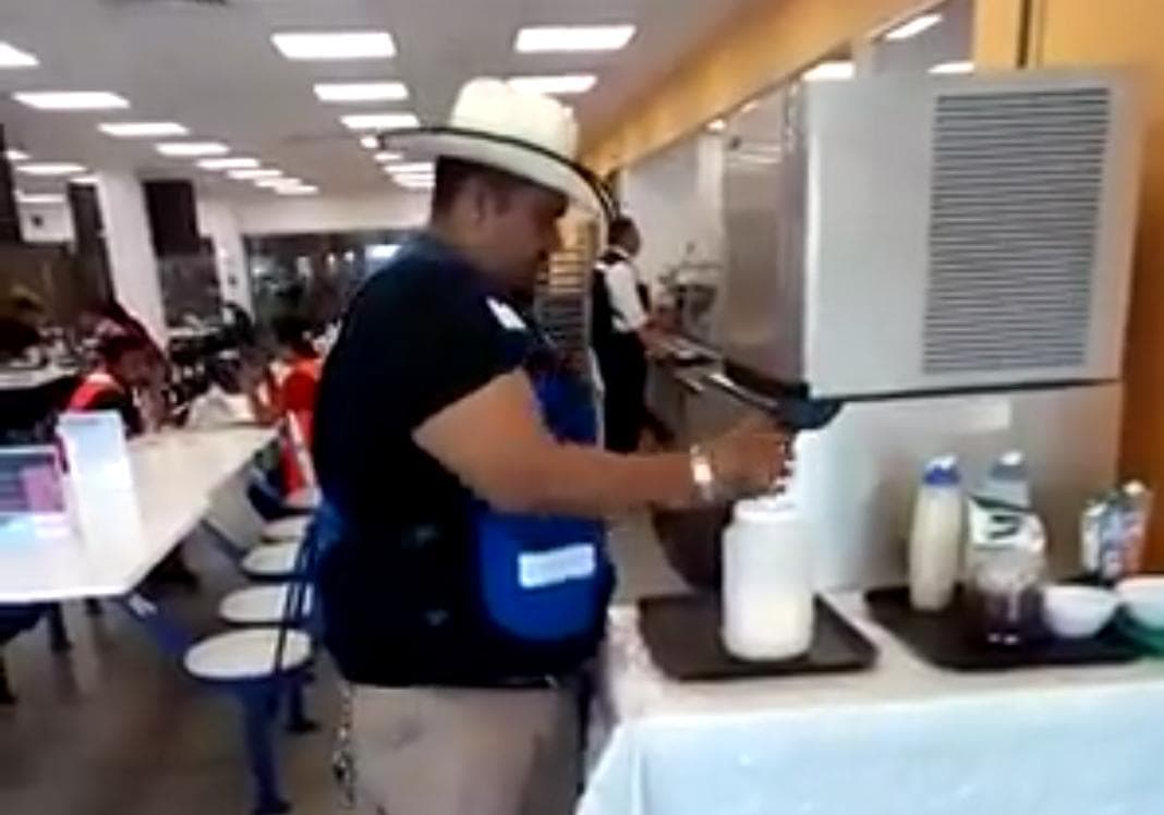 Video: Se limpia las manos con mayonesa pensando que era gel antibacterial