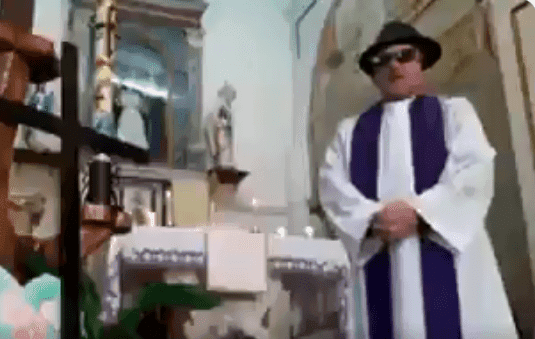Video: Sacerdote da misa por videoconferencia pero se le olvida quitar los filtros