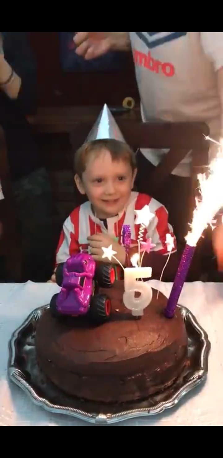 Video: Pese a cuarentena, niño festeja su cumpleaños con todo e invitados... virtuales