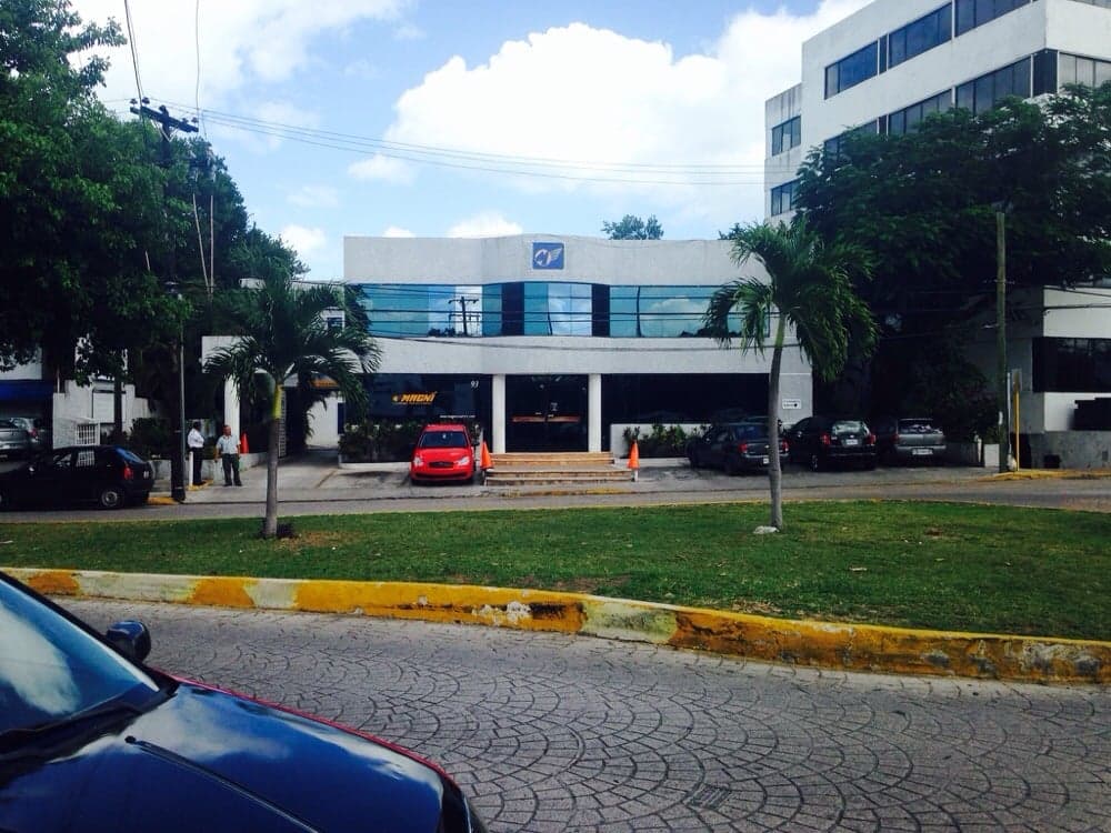 Roban con violencia magnicharters del centro de Cancún