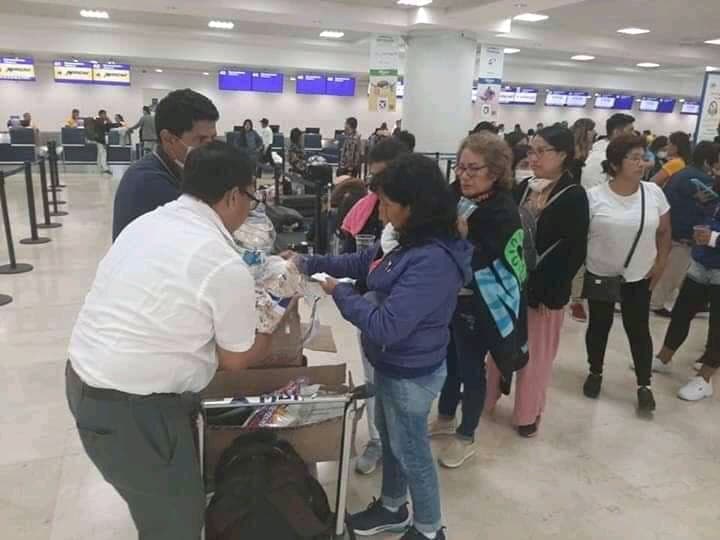 Reparten comida a turistas varados en aeropuerto de Cancún