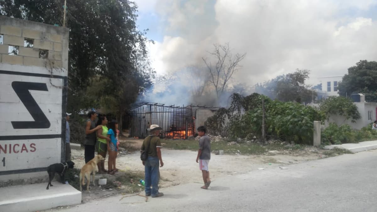 Incendio quema cinco casas en Tulum