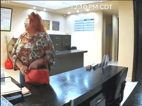 Video: Mujer "roba" gel antibacterial en un hospital, ante desabasto por coronavirus