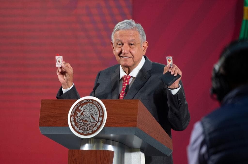 Muestra AMLO sus amuletos para protegerse del coronavirus