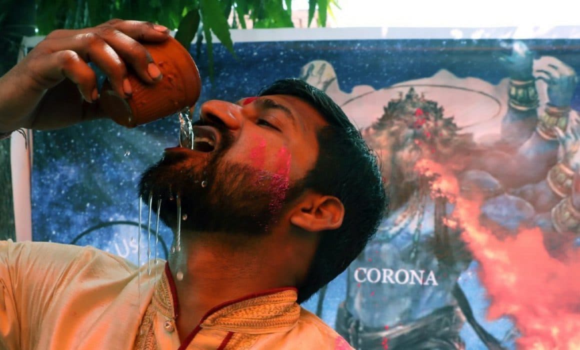 Video: En la India beben orina de vaca como 'remedio' para evitar el coronavirus