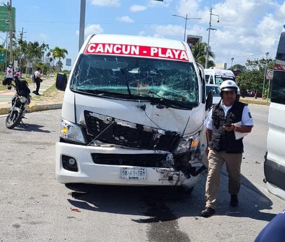 Choque de vanes deja siete lesionados en Cancún