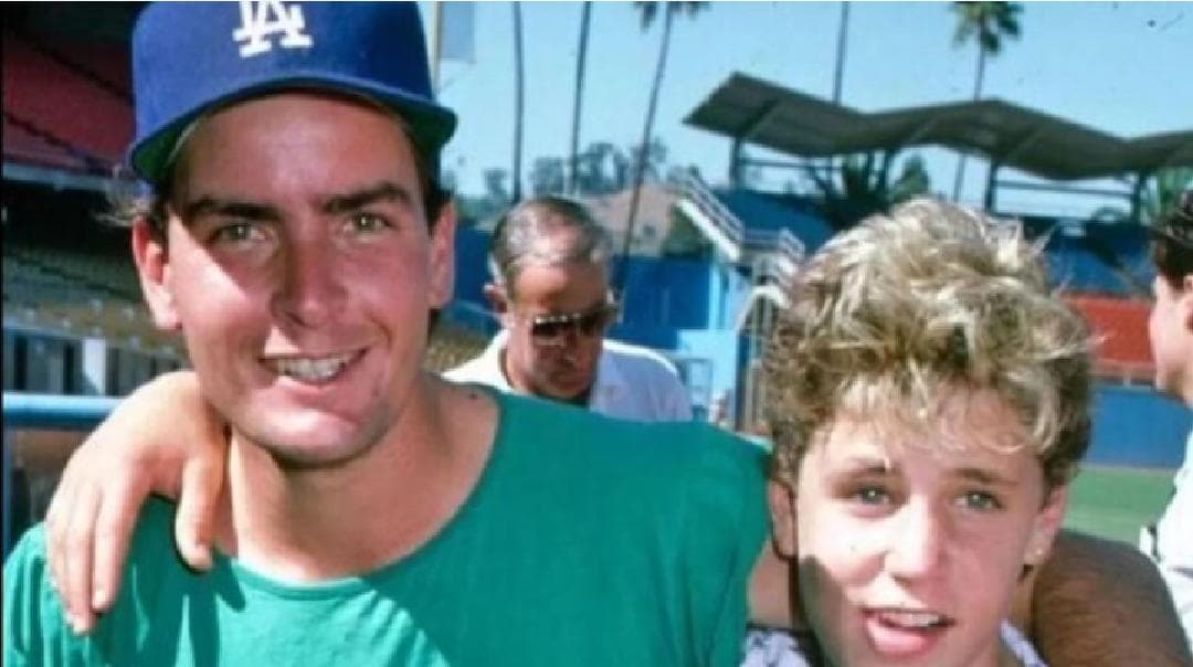 Video: Acusan a Charlie Sheen de haber violado a actor cuando era adolescente