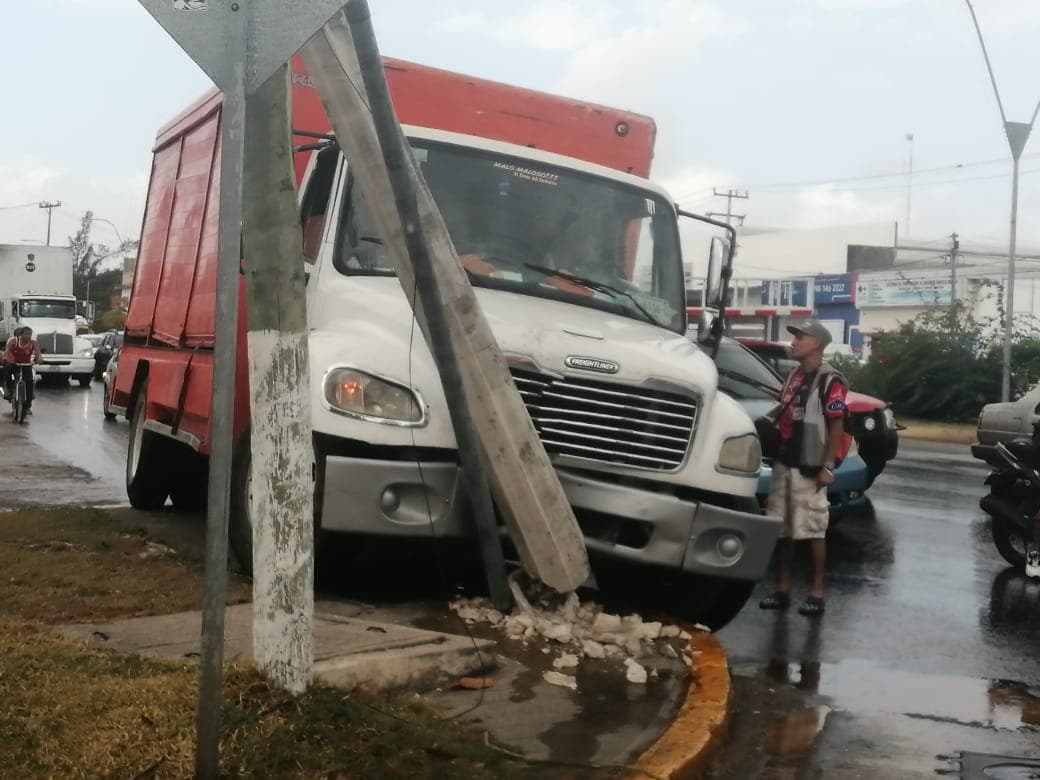 Tumba poste en Cancún