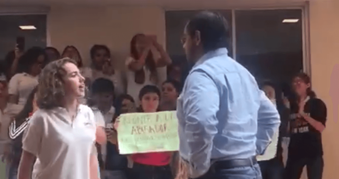 VIDEO: Una joven encara a profesor que la acosó en la universidad frente a todos sus compañeros