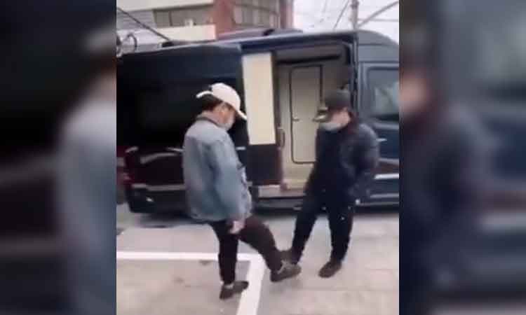 "Wuhan Shake", el nuevo saludo en China por el coronavirus