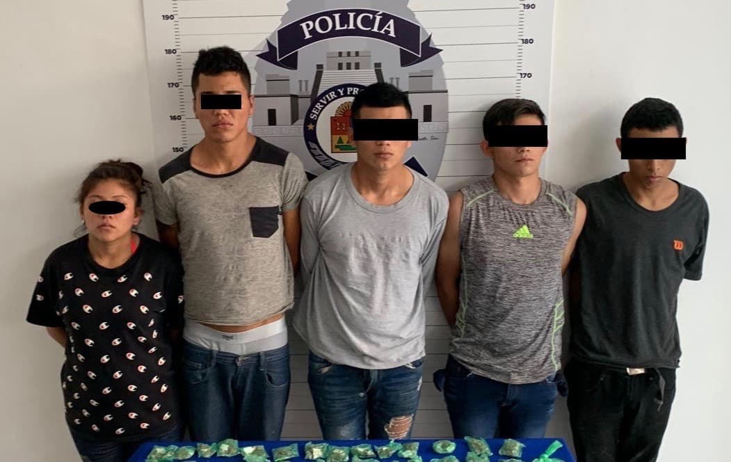 Detienen a cinco sujetos con 56 dosis de droga y armas en Cancún