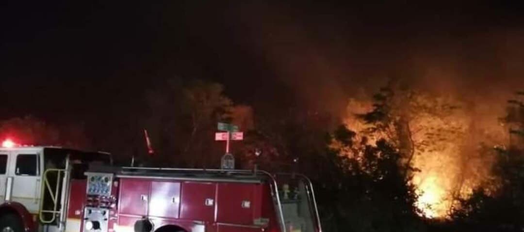 Se intensifica capa de humo ante incendios urbanos de Chetumal