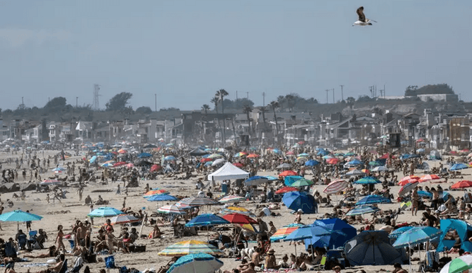 Saturan playas de California en EU, tras levantar restricciones por Covid-19