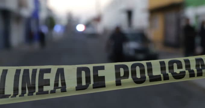 Por no dejarlo entrar al 'súper' sin cubrebocas, balea a guardia