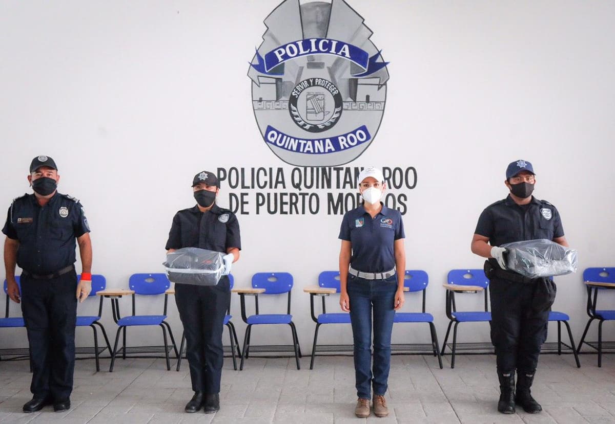 Alcaldesa reparte equipamiento a Policía de Puerto Morelos