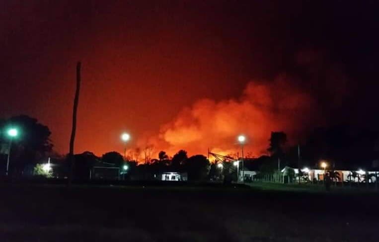 Comunidad completa abandona sus hogares tras incendio en Bacalar