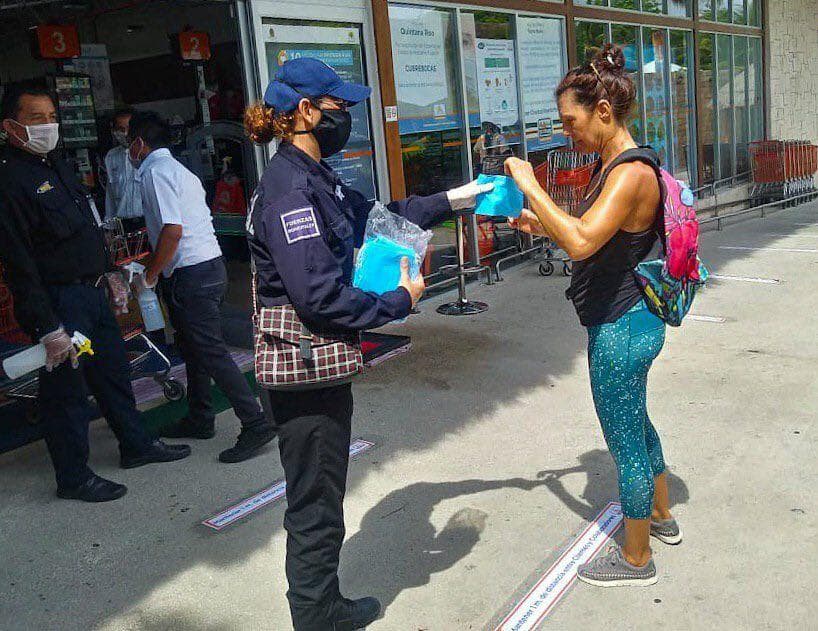 Por Covid-19, Policía Quintana Roo reparte cubrebocas a población de Puerto Morelos