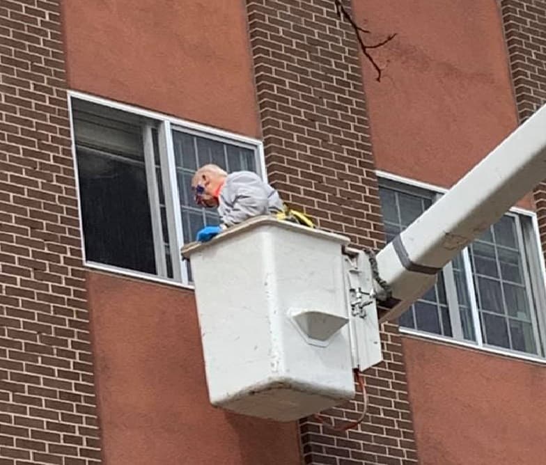 Video: Usa ancianito una grúa para ver a su esposa durante cuarentena