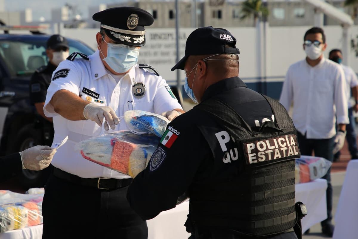 Entregan despensas y kits sanitizantes a elementos de seguridad en Playa del Carmen