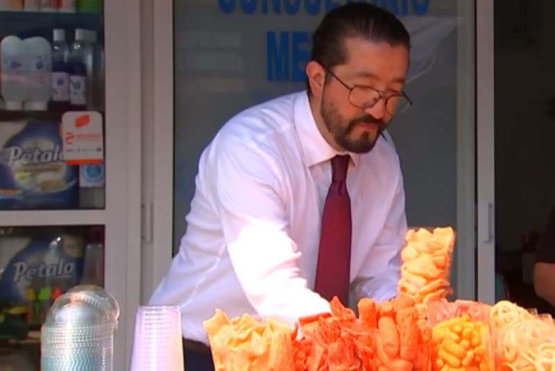 Médico termina vendiendo chicharrones tras negarle atender casos de Covid-19