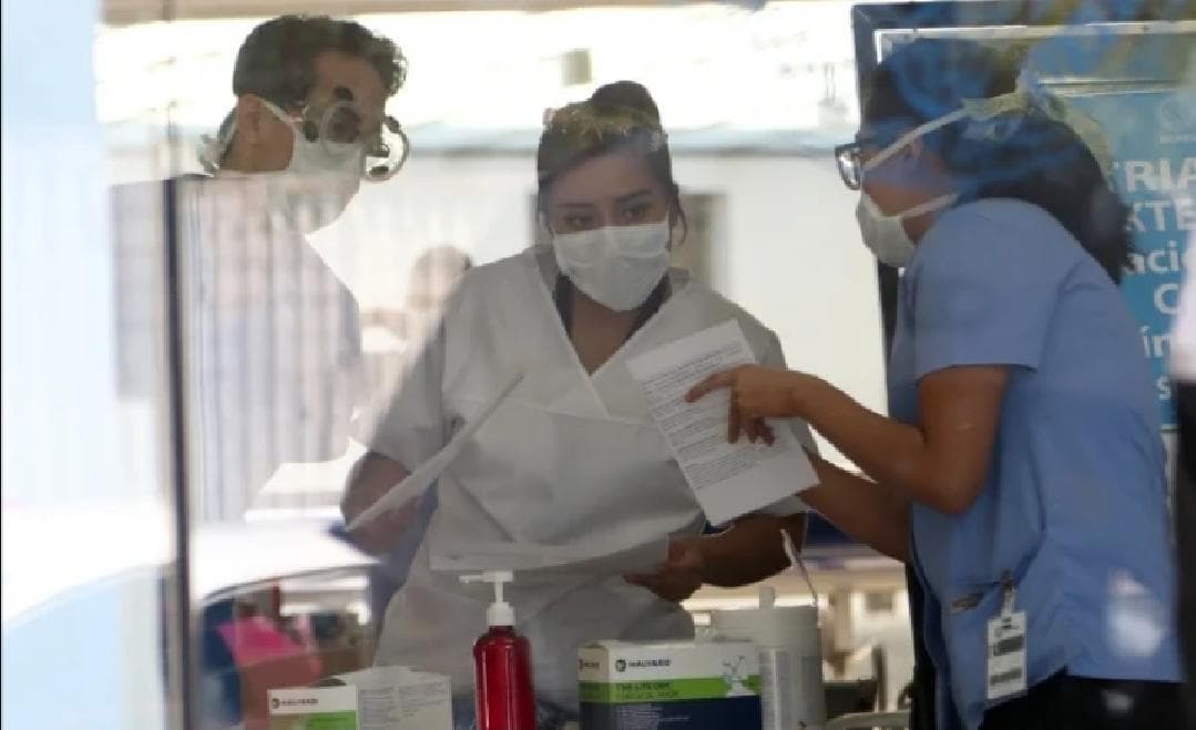 Por Covid-19, médicos de Veracruz improvisan overoles con bolsas de basura