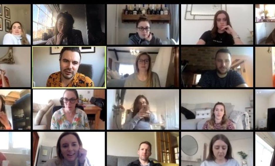 ¡Horror en vivo! Hombre mata a su padre de 72 años en plena videoconferencia