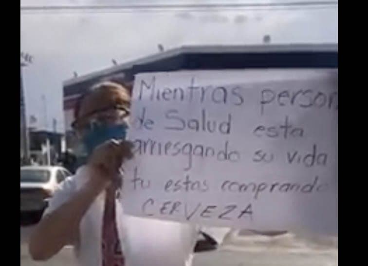 Video: "No se vale" Enfermera entre lágrimas protesta frente a compradores de cerveza