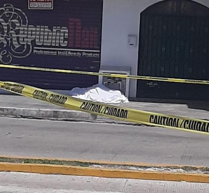 Indigente bebe sus últimos tragos y muere en Playa del Carmen