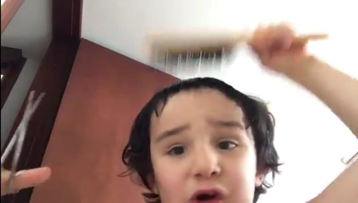 Niño se hace viral por 'peligroso' tutorial para cortarse el cabello
