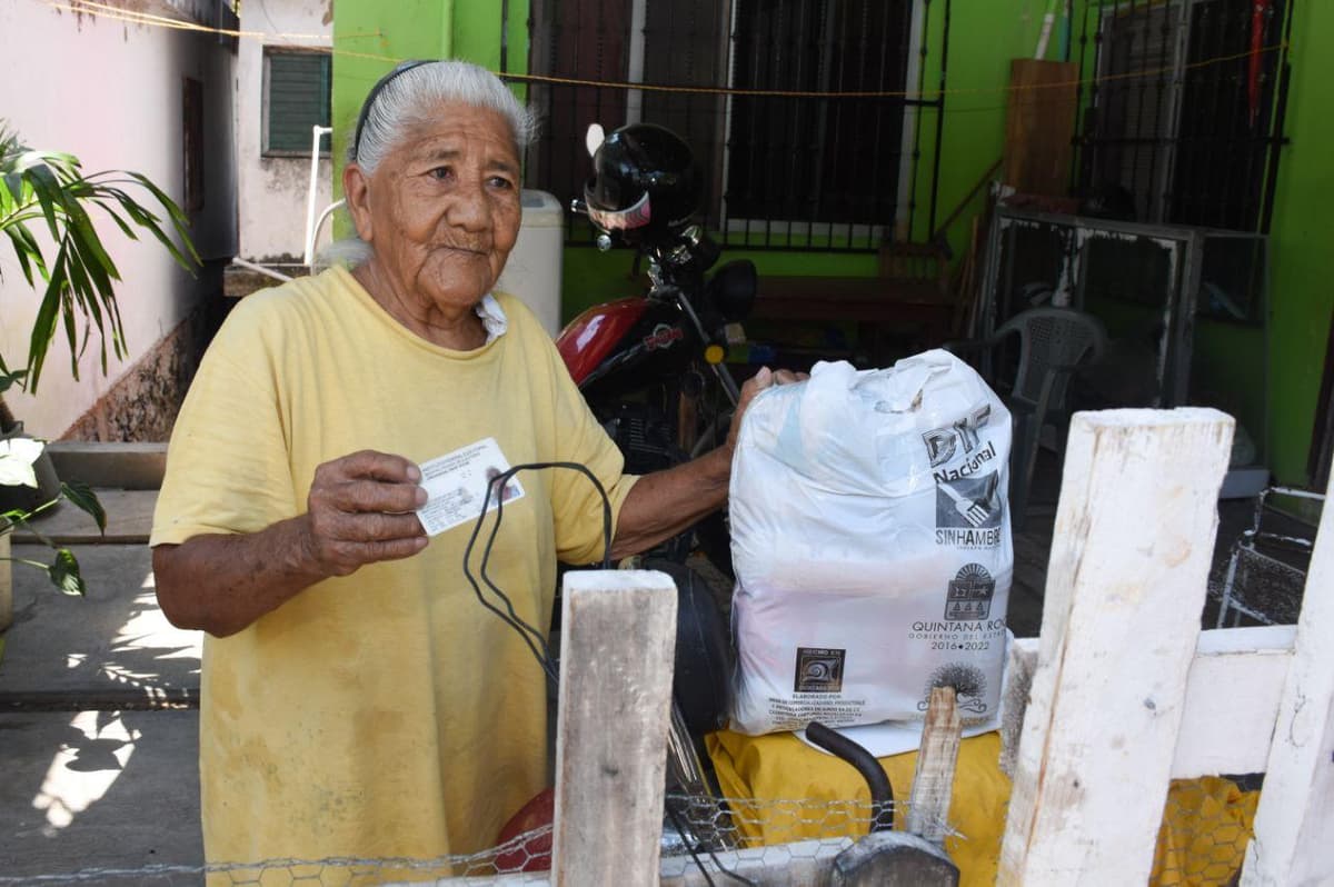 Vela Ayuntamiento de Puerto Morelos por los adultos mayores durante la contingencia