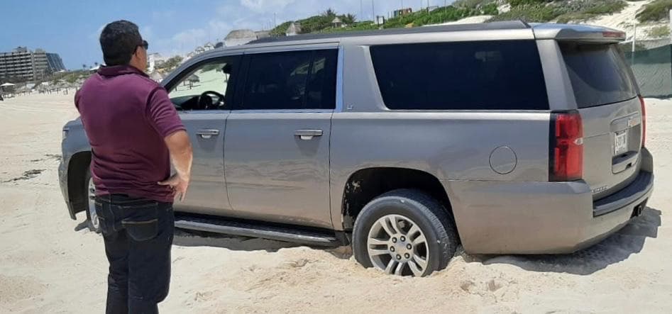 Se mete con todo y camioneta en playa de Cancún, en plena cuarentena