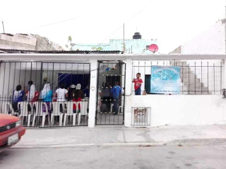 Denuncian vecinos de la 240 de Cancún que congregación no respeta cuarentena