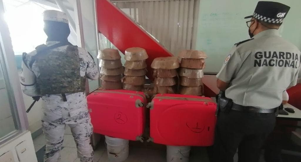 Encuentran dos maletas con marihuana en terminal de ADO de Cancún