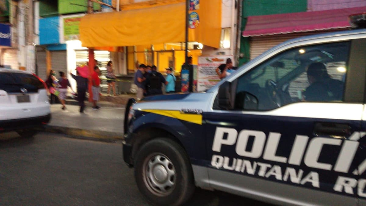 Balean a dos en restaurante "El Poblano" de Cancún