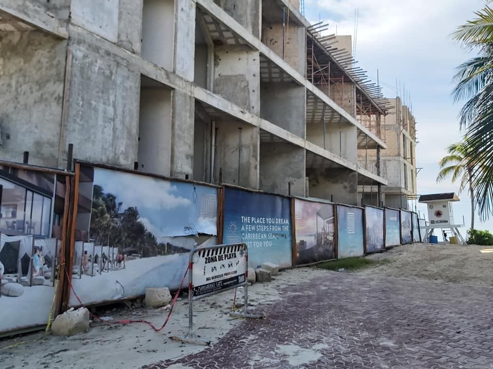 Mientras no salías, construyeron un edificio al lado del mar en Playa del Carmen