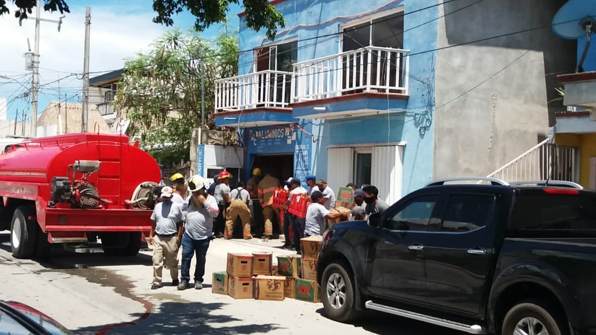 Salvan del fuego una bodega repleta de cervezas en Tulum