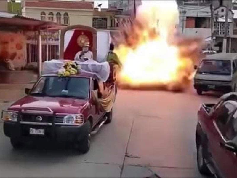 VIDEO: Explota triciclo lleno de pirotecnia en Tabasco durante una peregrinación