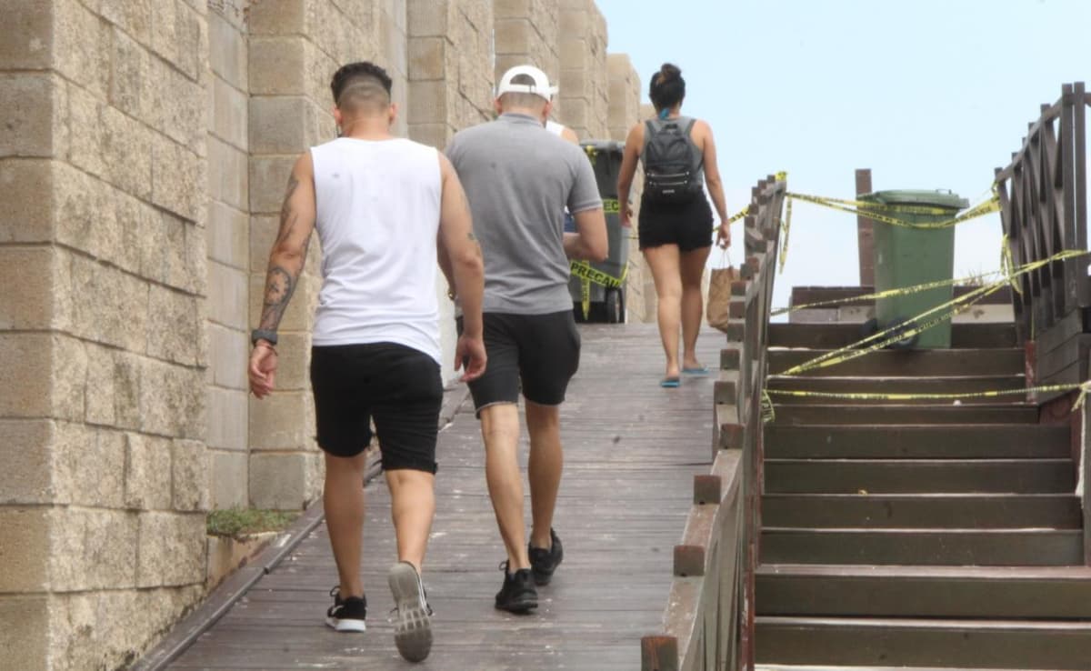 Turistas se sienten timados al ver playas cerradas en Cancún
