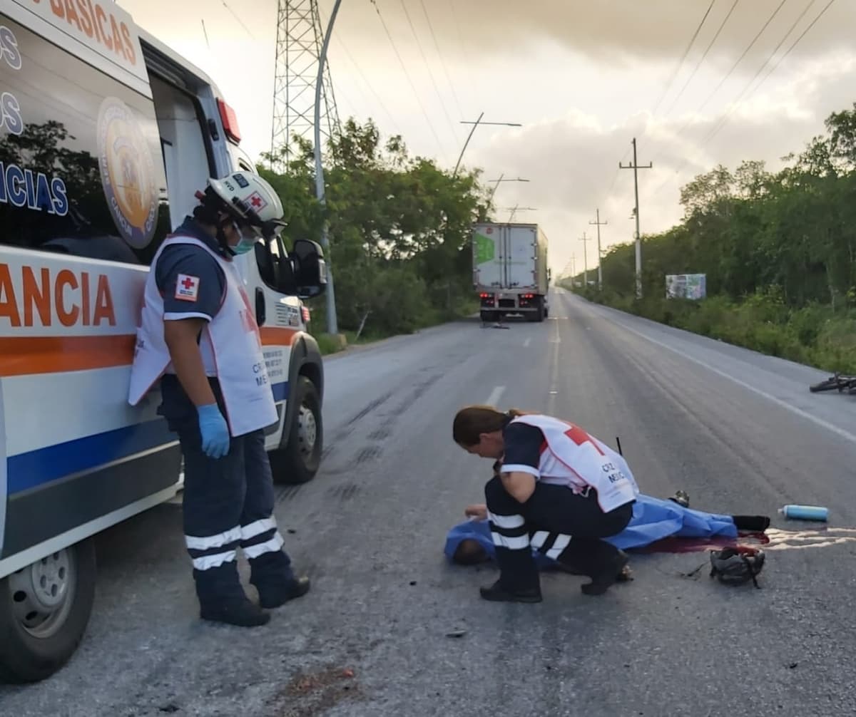 Camión arrolla un grupo de ciclistas en Cancún y mata a uno