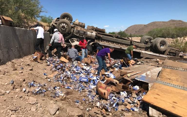 Camión con cervezas se vuelca e inicia la rapiña