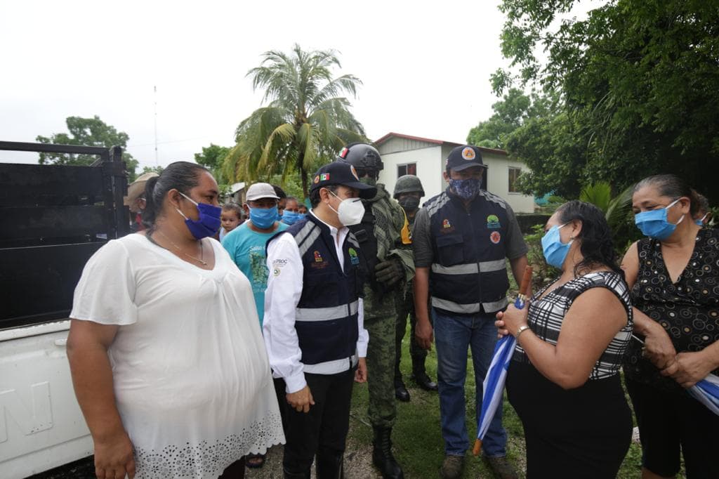 Recorre Carlos Joaquín zonas inundadas e incomunicadas de Bacalar para ayudar a la gente