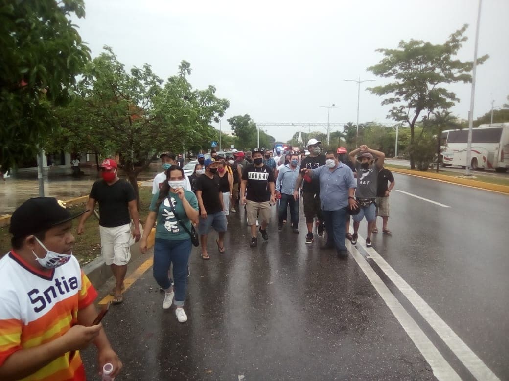 Exigen con marcha trabajadores de Grupo Mandala su pago en Cancún
