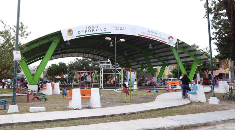 Cancunenses no entienden: todos los días se desalojan familias de domos deportivos