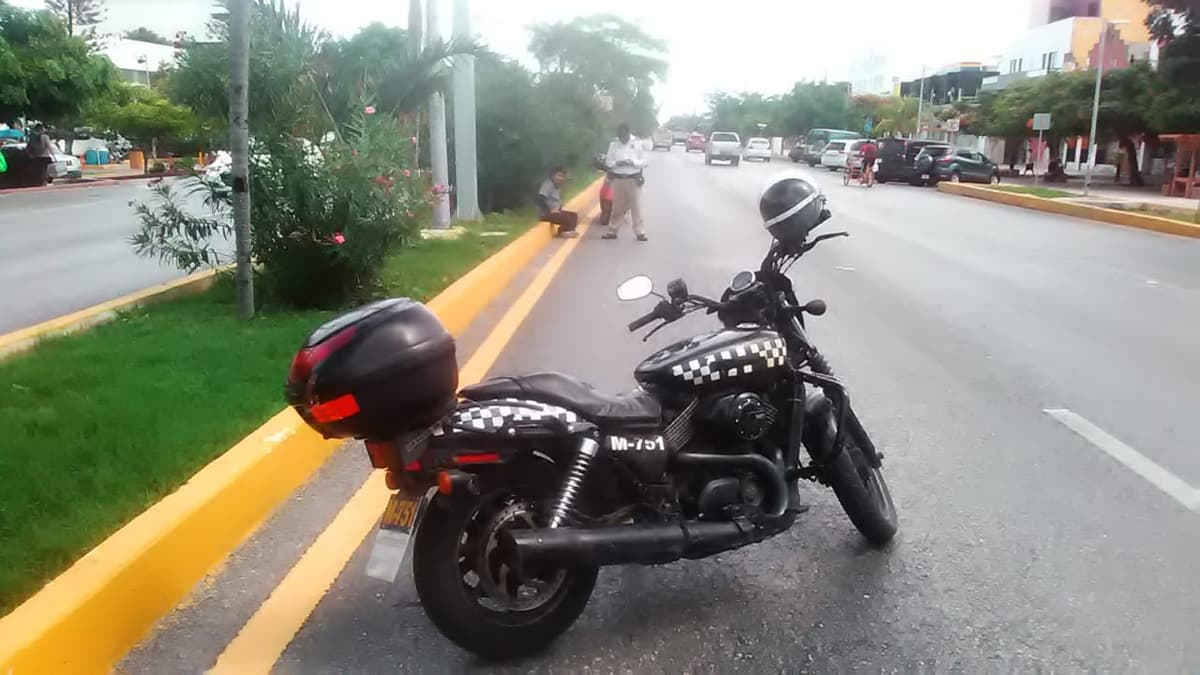 Derrapa motociclista al frenar sobre zona pintada en Cancún