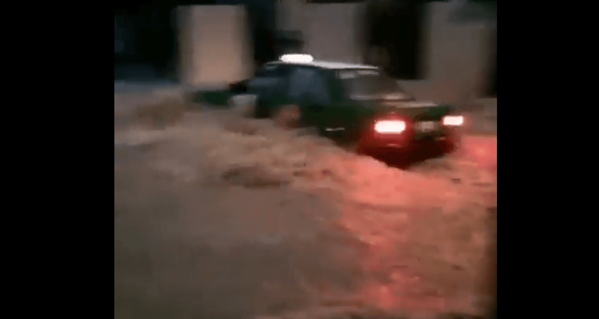 Video: ¡Corriente arrastra a un taxi en Nuevo León!